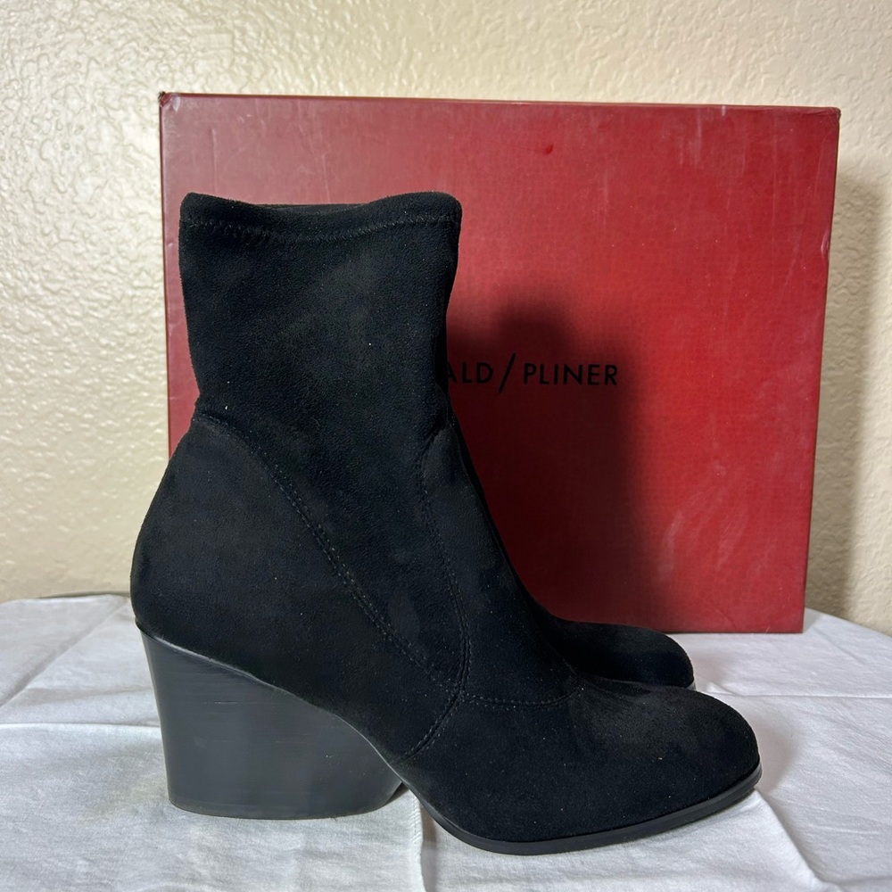 🖤 Donald Pliner Black Ankle Boots – Size 5.5M – New in Box 🖤